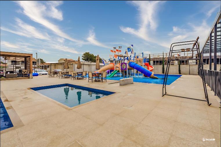 פנייה Quarto Hotel Beto Carrero Penha מראה חיצוני תמונה